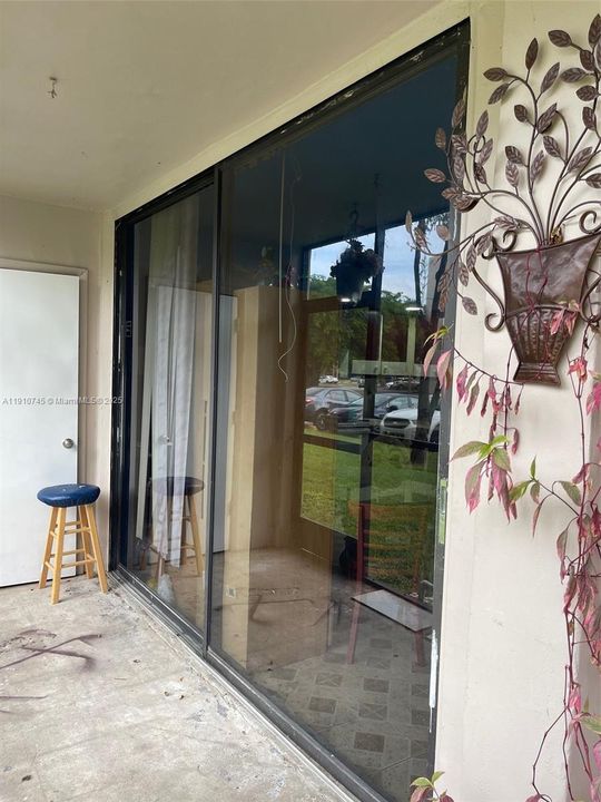 合同活跃: $220,000 (3 贝兹, 2 浴室, 1040 平方英尺)