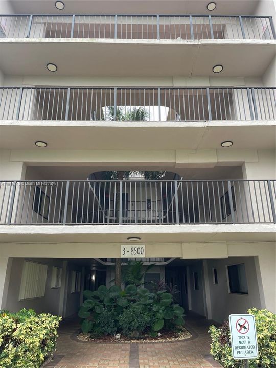 合同活跃: $220,000 (3 贝兹, 2 浴室, 1040 平方英尺)