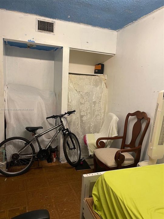 合同活跃: $220,000 (3 贝兹, 2 浴室, 1040 平方英尺)