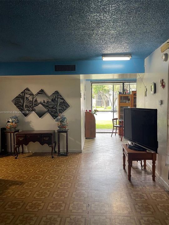 合同活跃: $220,000 (3 贝兹, 2 浴室, 1040 平方英尺)