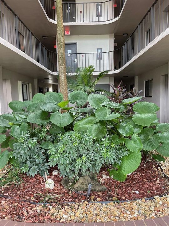 合同活跃: $220,000 (3 贝兹, 2 浴室, 1040 平方英尺)