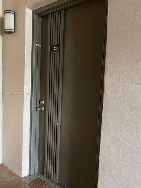 合同活跃: $220,000 (3 贝兹, 2 浴室, 1040 平方英尺)