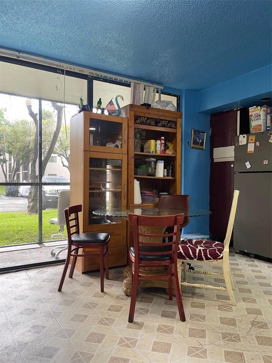 合同活跃: $220,000 (3 贝兹, 2 浴室, 1040 平方英尺)