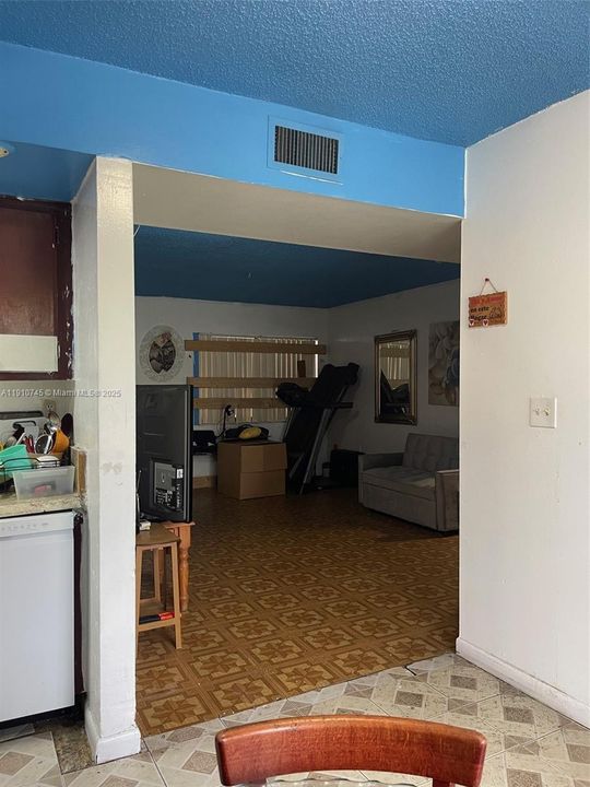 合同活跃: $220,000 (3 贝兹, 2 浴室, 1040 平方英尺)