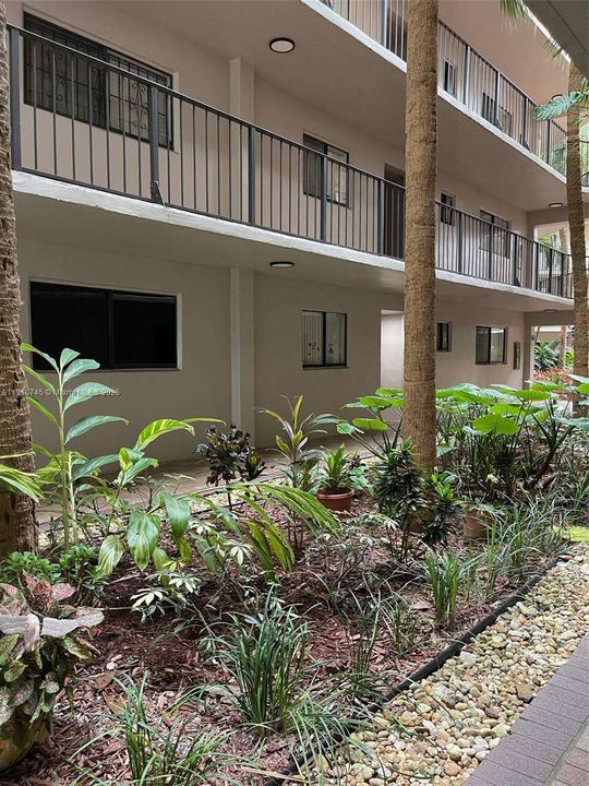 合同活跃: $220,000 (3 贝兹, 2 浴室, 1040 平方英尺)