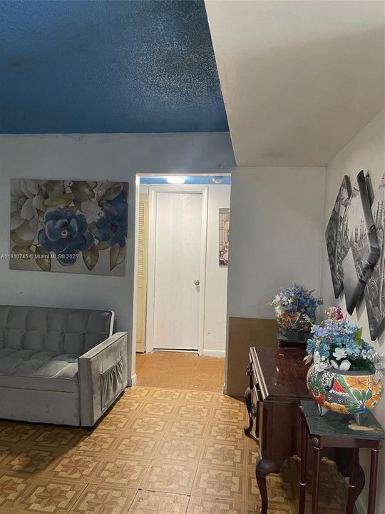 合同活跃: $220,000 (3 贝兹, 2 浴室, 1040 平方英尺)