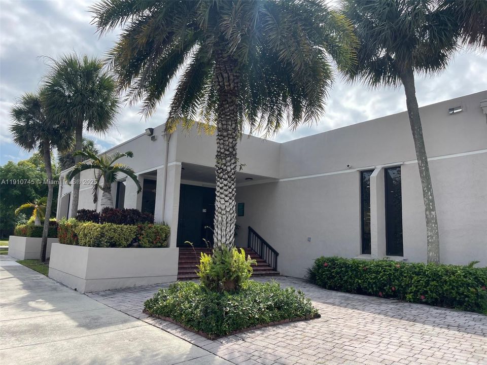 合同活跃: $220,000 (3 贝兹, 2 浴室, 1040 平方英尺)