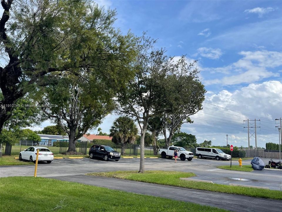 合同活跃: $220,000 (3 贝兹, 2 浴室, 1040 平方英尺)