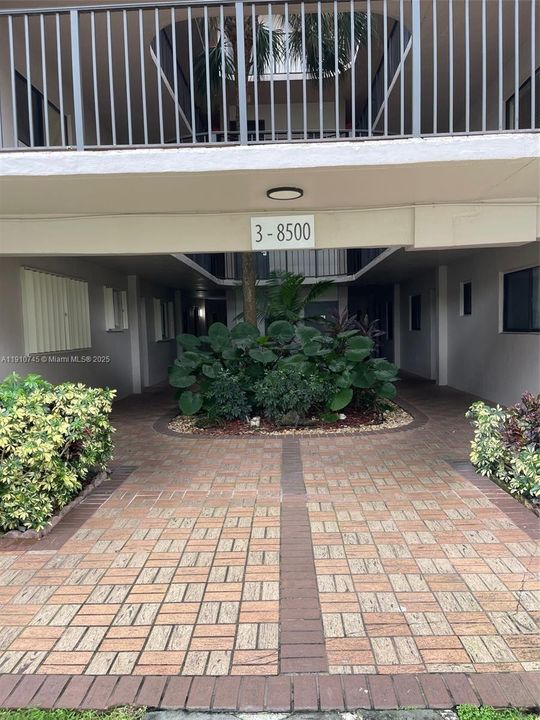 合同活跃: $220,000 (3 贝兹, 2 浴室, 1040 平方英尺)