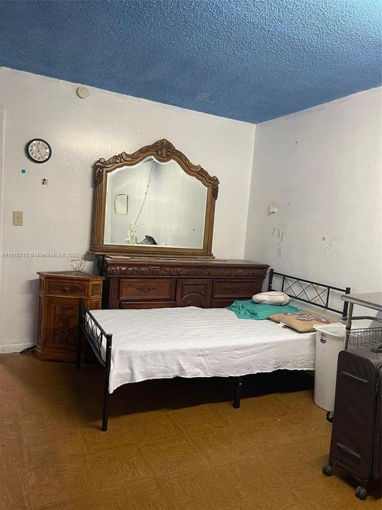 合同活跃: $220,000 (3 贝兹, 2 浴室, 1040 平方英尺)