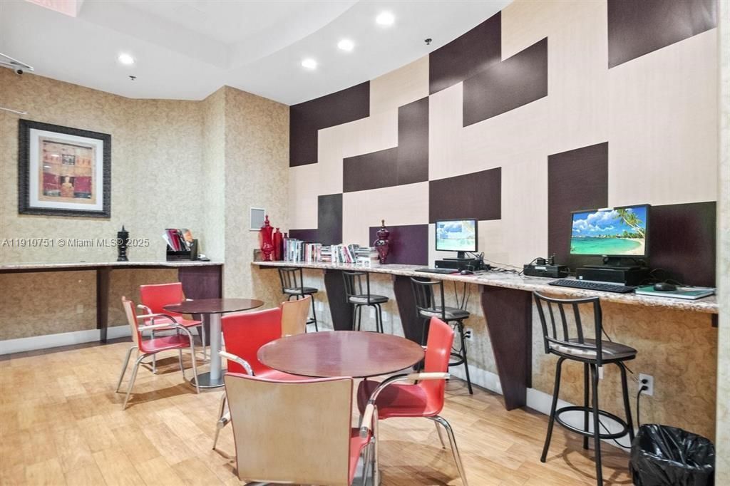 Activo con contrato: $347,000 (2 camas, 2 baños, 1164 Pies cuadrados)