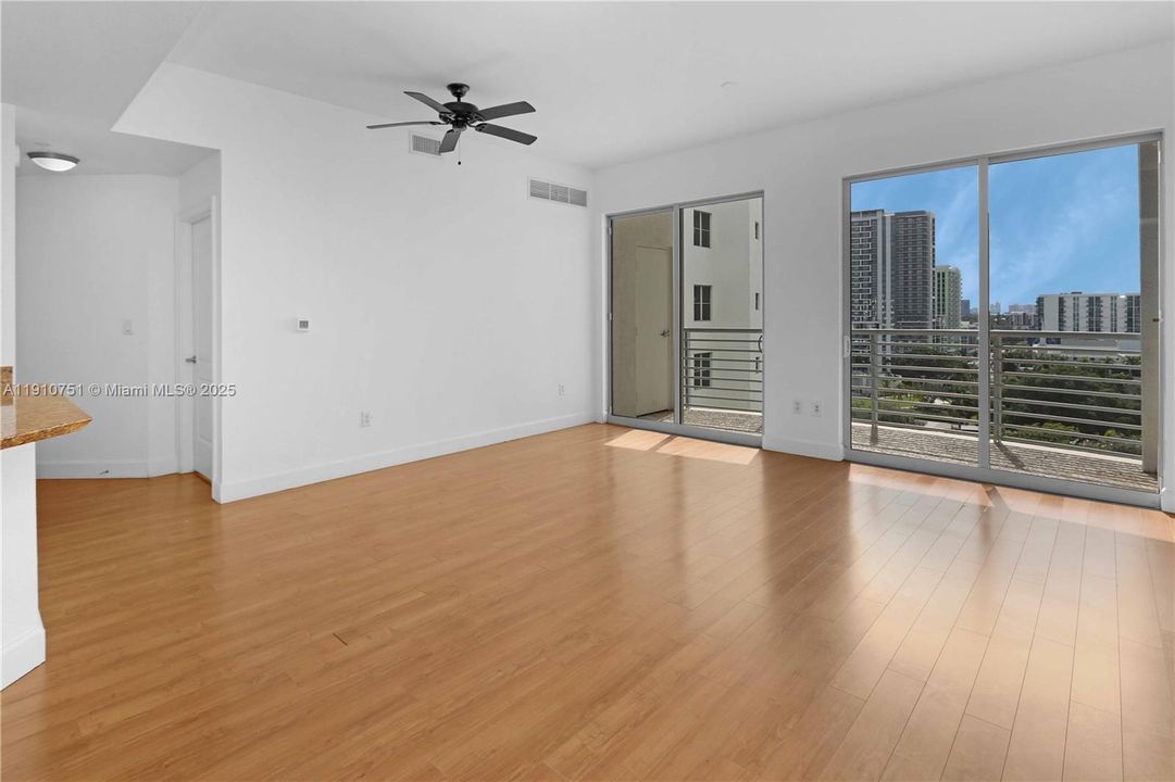 Activo con contrato: $347,000 (2 camas, 2 baños, 1164 Pies cuadrados)