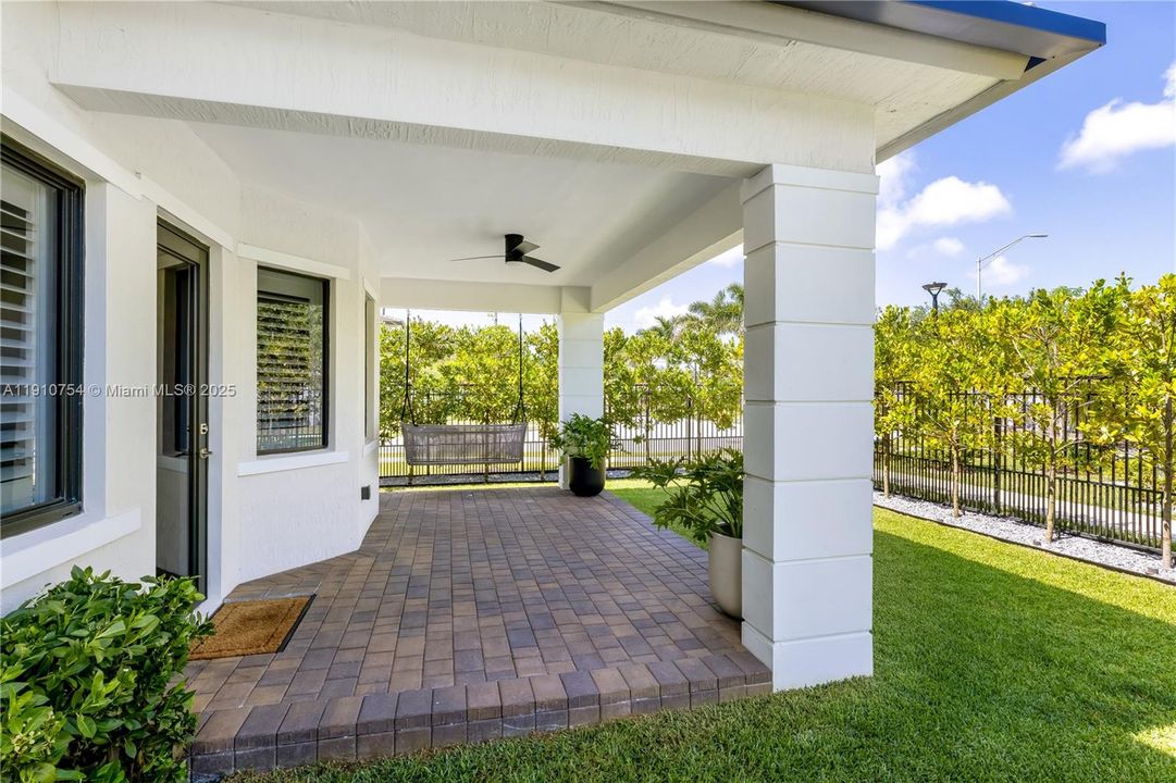 For Sale: $2,399,000 (5 beds, 4 baths, 3686 Square Feet)