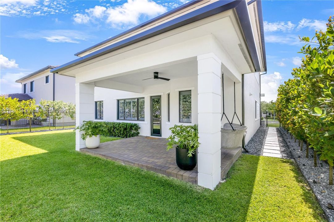 For Sale: $2,399,000 (5 beds, 4 baths, 3686 Square Feet)