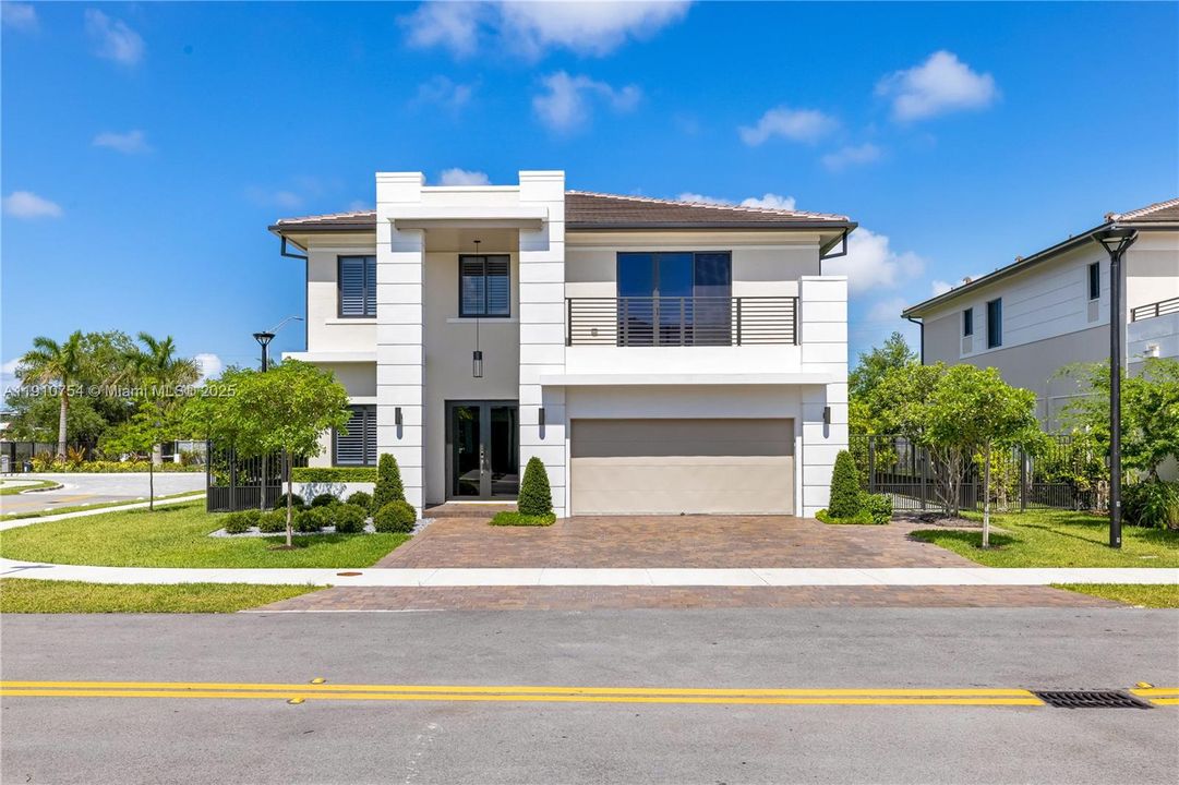 For Sale: $2,399,000 (5 beds, 4 baths, 3686 Square Feet)