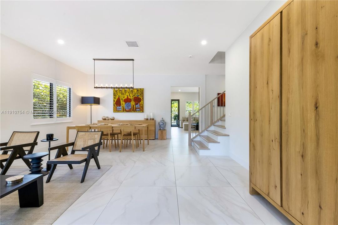 For Sale: $2,399,000 (5 beds, 4 baths, 3686 Square Feet)