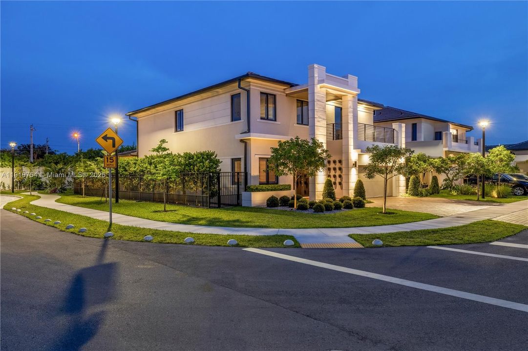 For Sale: $2,399,000 (5 beds, 4 baths, 3686 Square Feet)