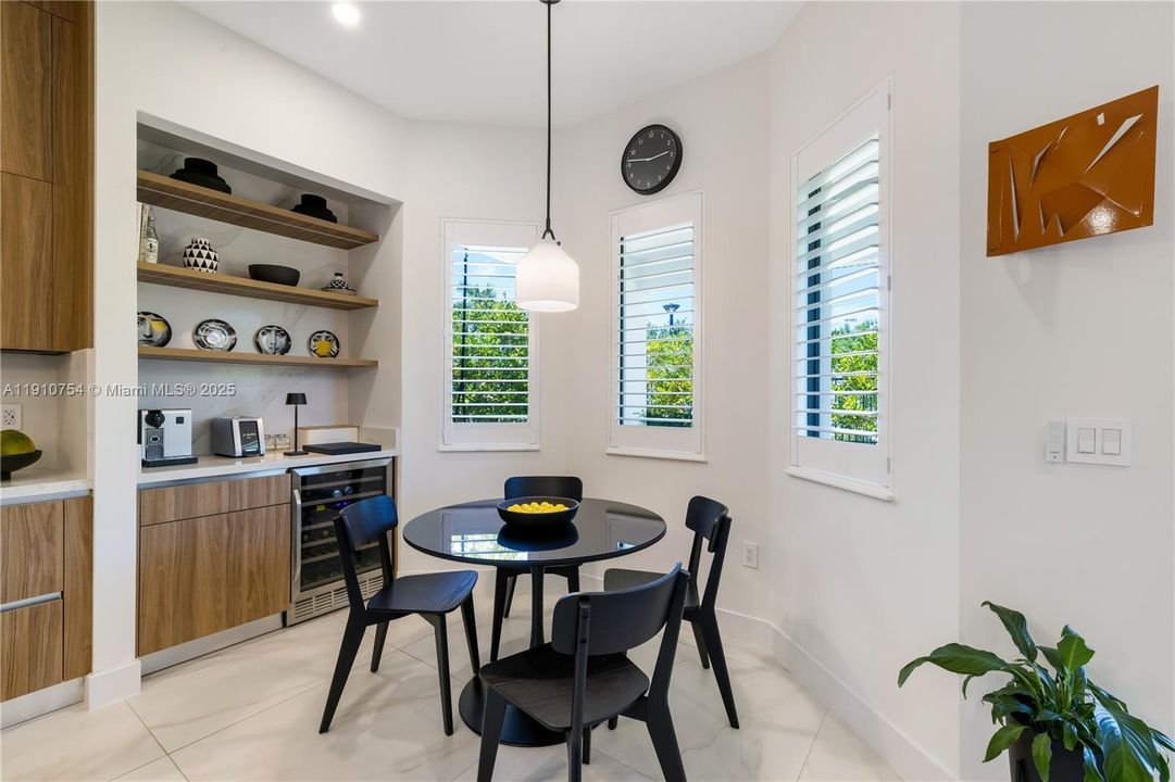 For Sale: $2,399,000 (5 beds, 4 baths, 3686 Square Feet)