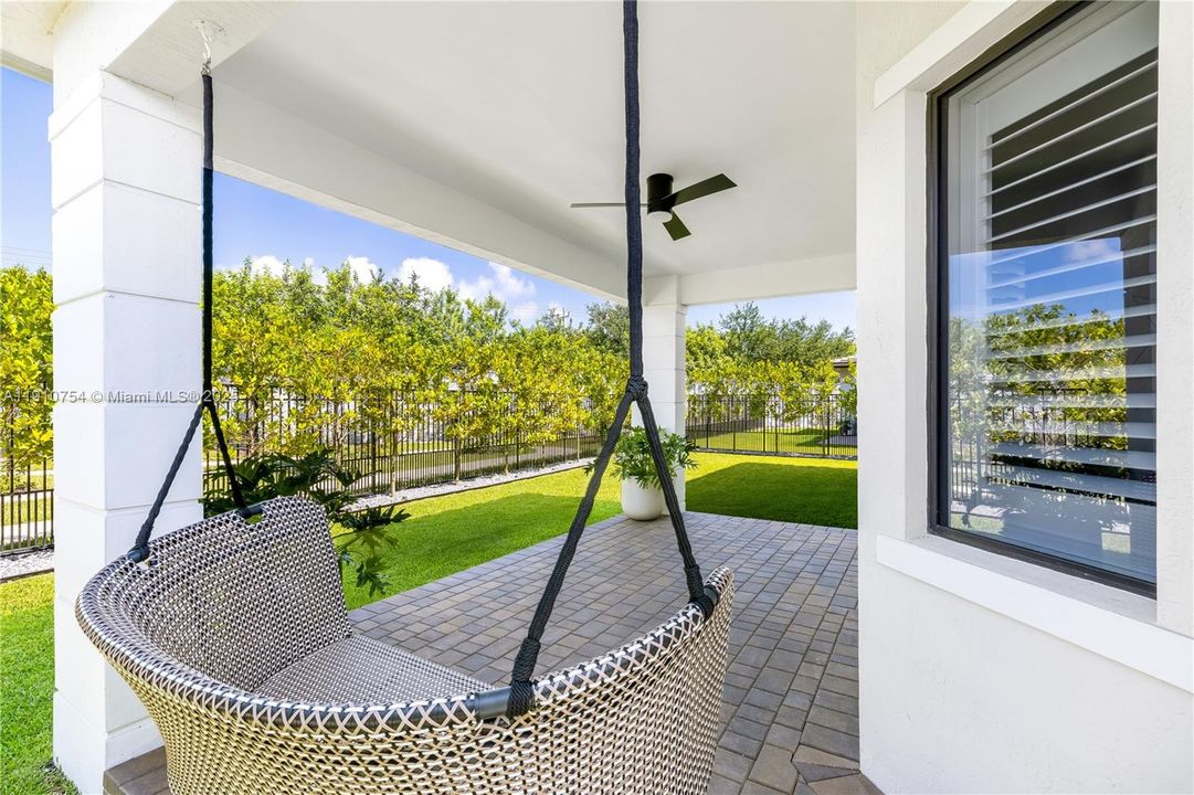 For Sale: $2,399,000 (5 beds, 4 baths, 3686 Square Feet)