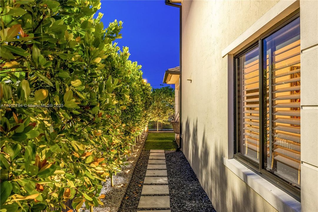 For Sale: $2,399,000 (5 beds, 4 baths, 3686 Square Feet)