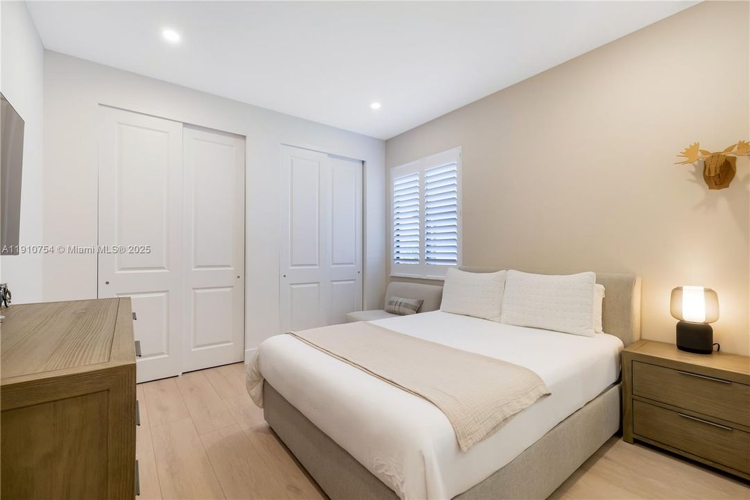 For Sale: $2,399,000 (5 beds, 4 baths, 3686 Square Feet)