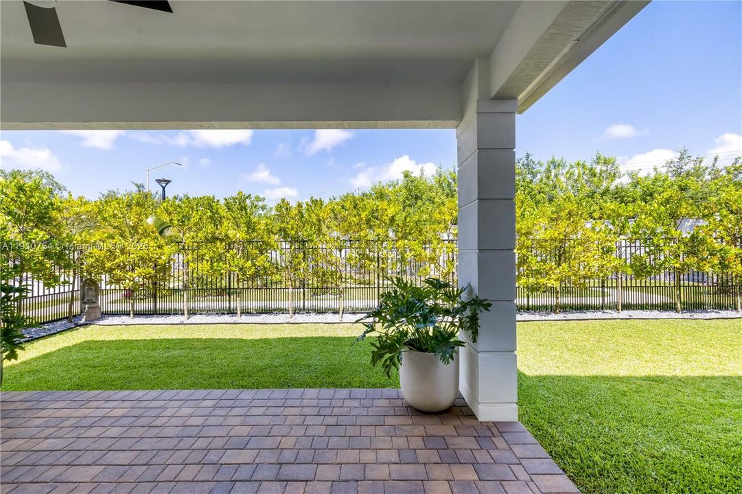 For Sale: $2,399,000 (5 beds, 4 baths, 3686 Square Feet)