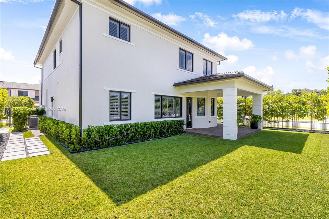 For Sale: $2,399,000 (5 beds, 4 baths, 3686 Square Feet)