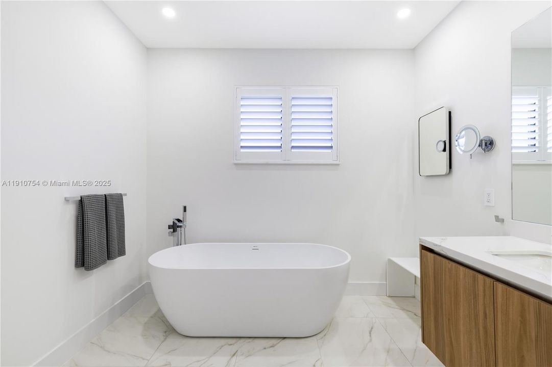 For Sale: $2,399,000 (5 beds, 4 baths, 3686 Square Feet)