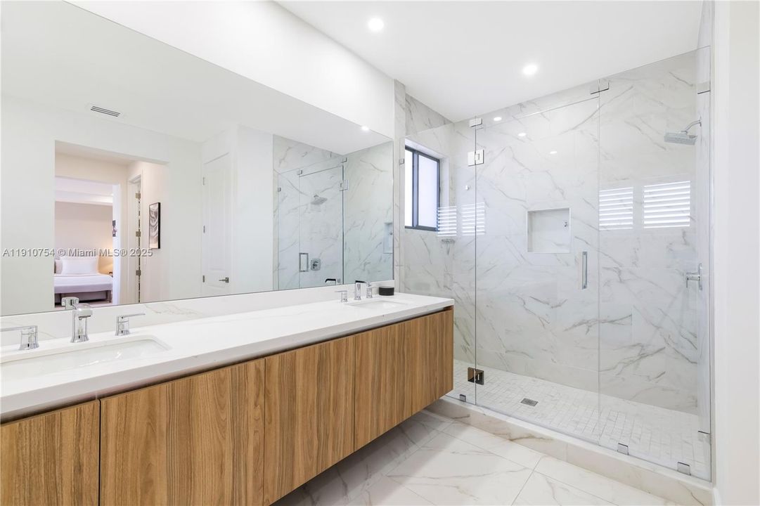 For Sale: $2,399,000 (5 beds, 4 baths, 3686 Square Feet)