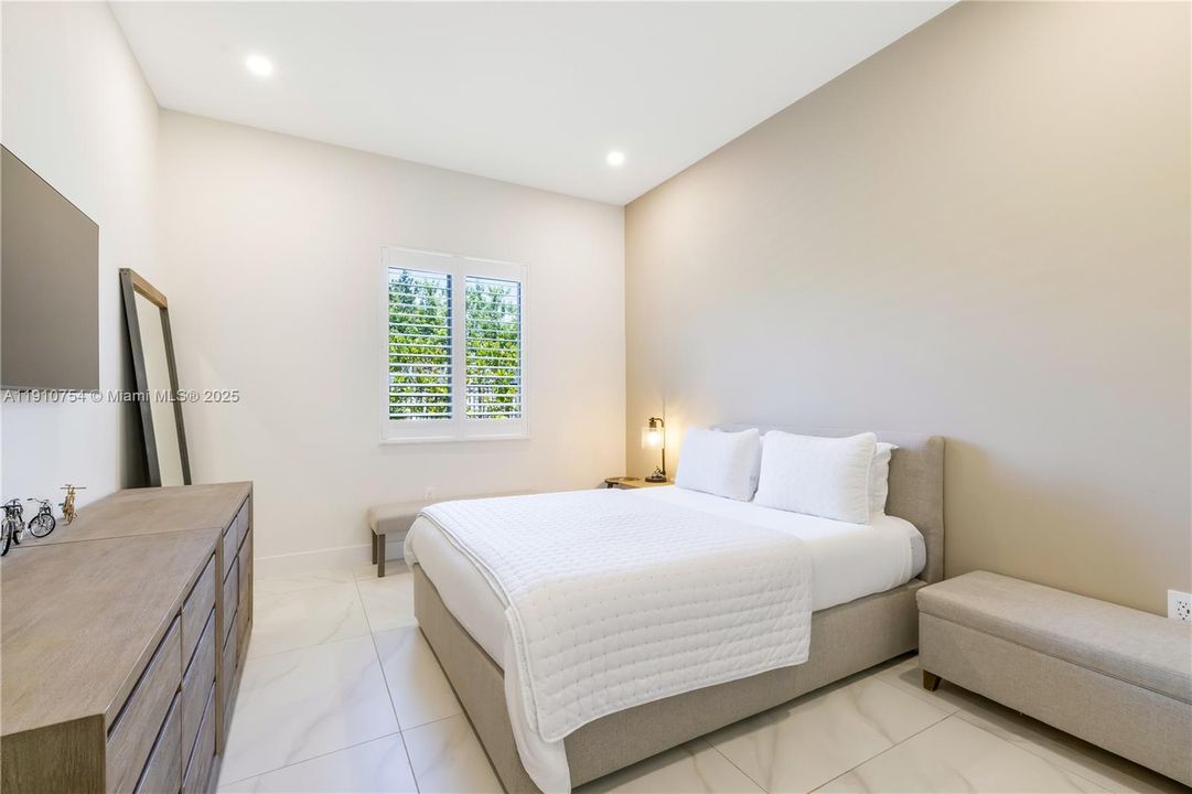 For Sale: $2,399,000 (5 beds, 4 baths, 3686 Square Feet)