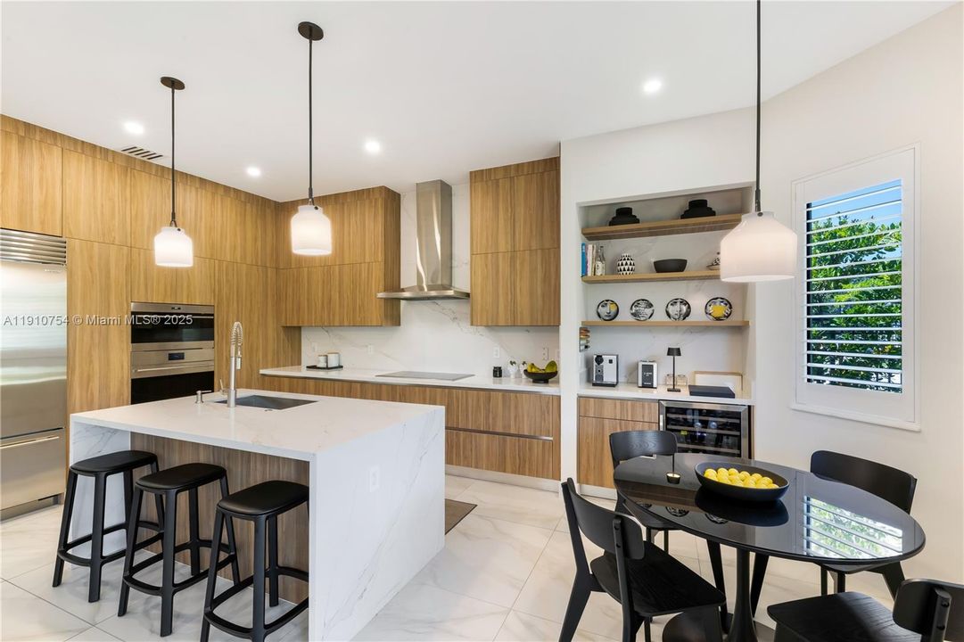 For Sale: $2,399,000 (5 beds, 4 baths, 3686 Square Feet)