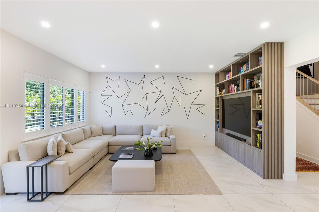 For Sale: $2,399,000 (5 beds, 4 baths, 3686 Square Feet)