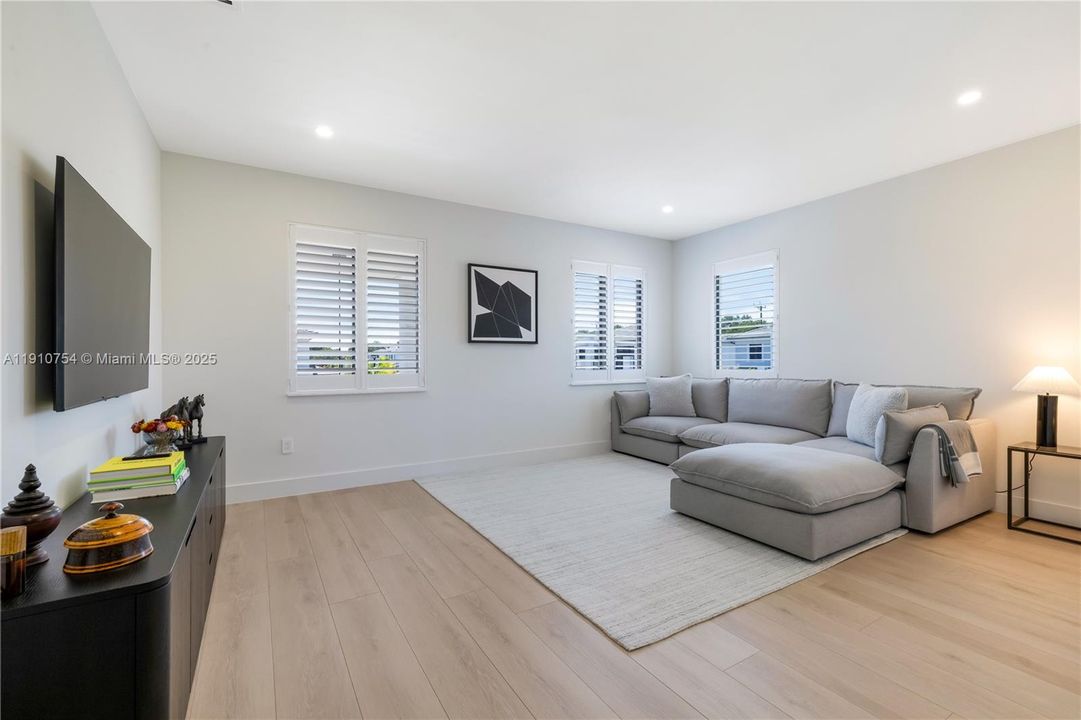 For Sale: $2,399,000 (5 beds, 4 baths, 3686 Square Feet)