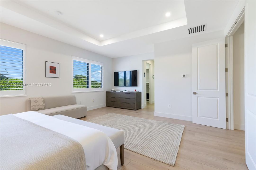 For Sale: $2,399,000 (5 beds, 4 baths, 3686 Square Feet)