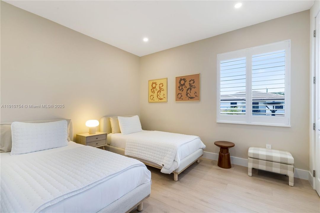 For Sale: $2,399,000 (5 beds, 4 baths, 3686 Square Feet)