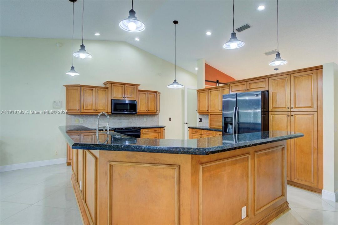 На продажу: $825,999 (4 спален, 3 ванн, 2474 Квадратных фут)