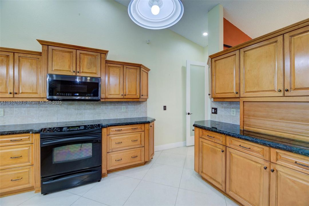 На продажу: $825,999 (4 спален, 3 ванн, 2474 Квадратных фут)