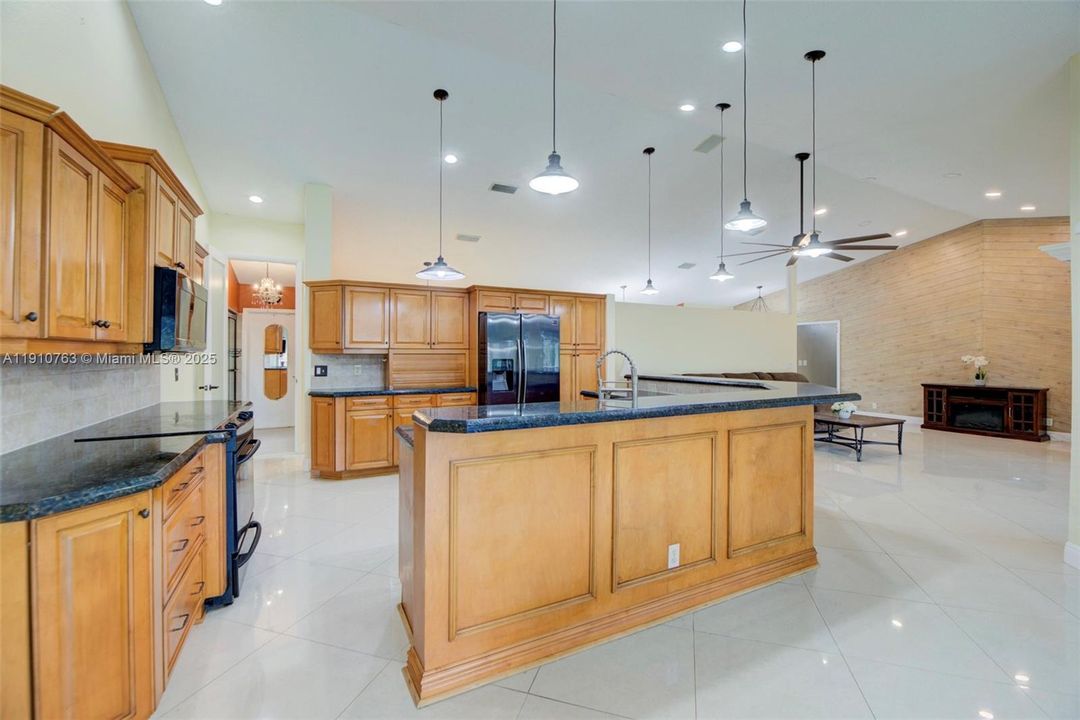 На продажу: $825,999 (4 спален, 3 ванн, 2474 Квадратных фут)