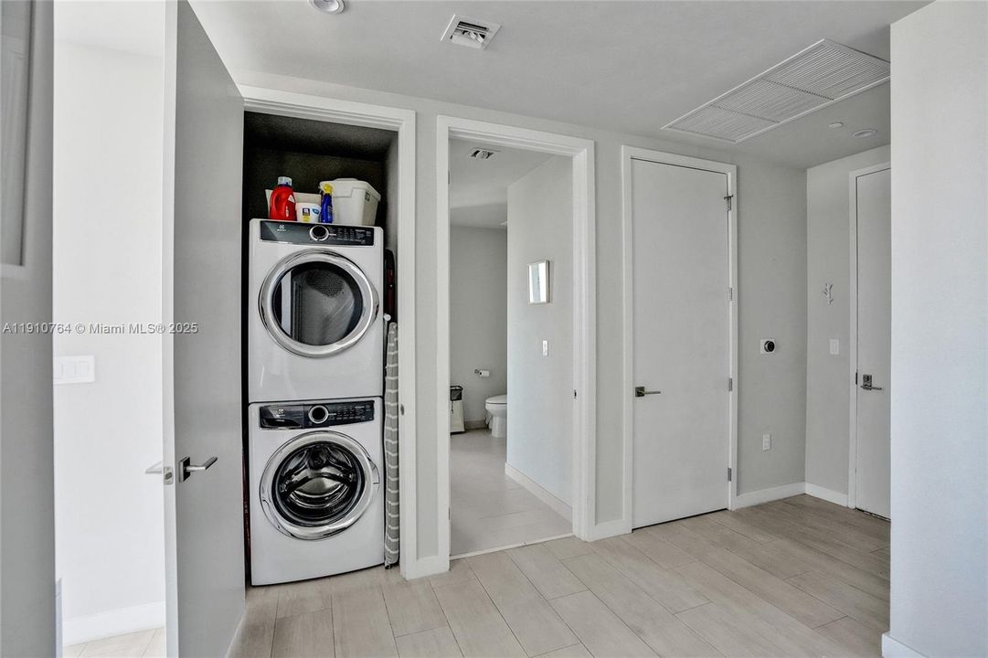 Под контрактом: $1,650,000 (2 спален, 2 ванн, 1107 Квадратных фут)