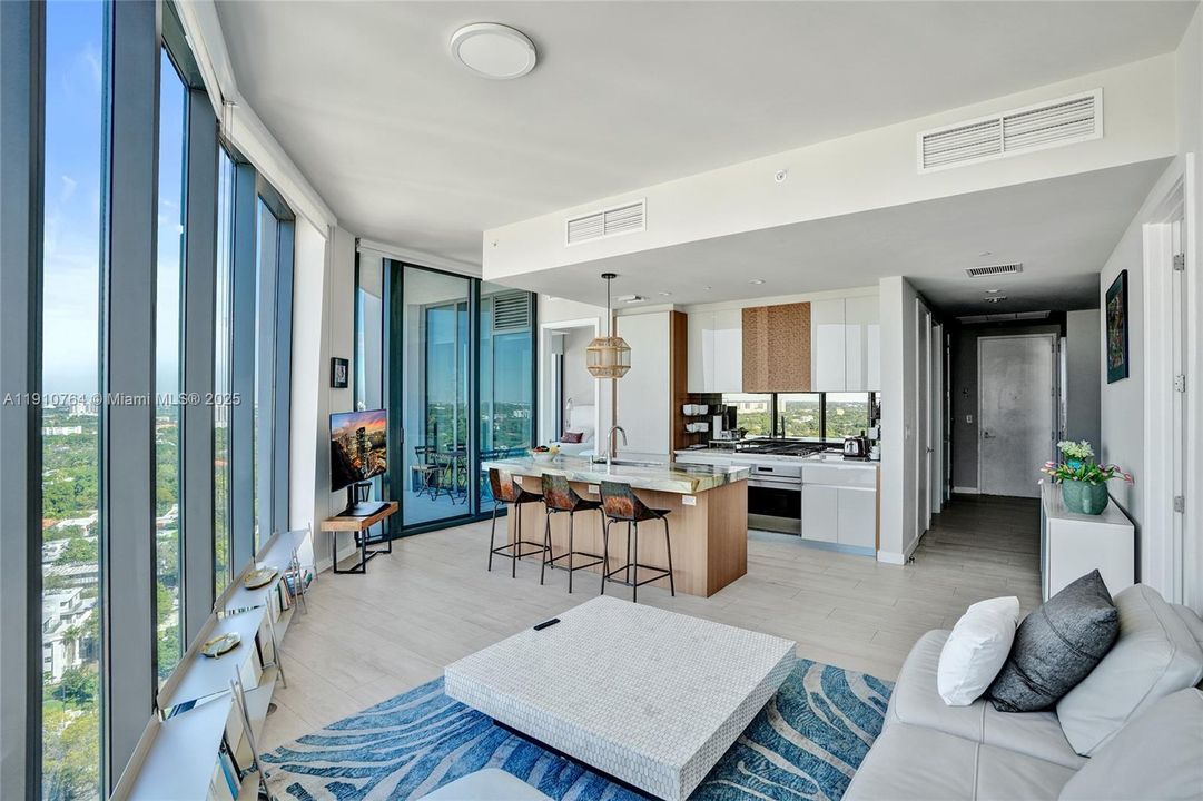 Под контрактом: $1,650,000 (2 спален, 2 ванн, 1107 Квадратных фут)