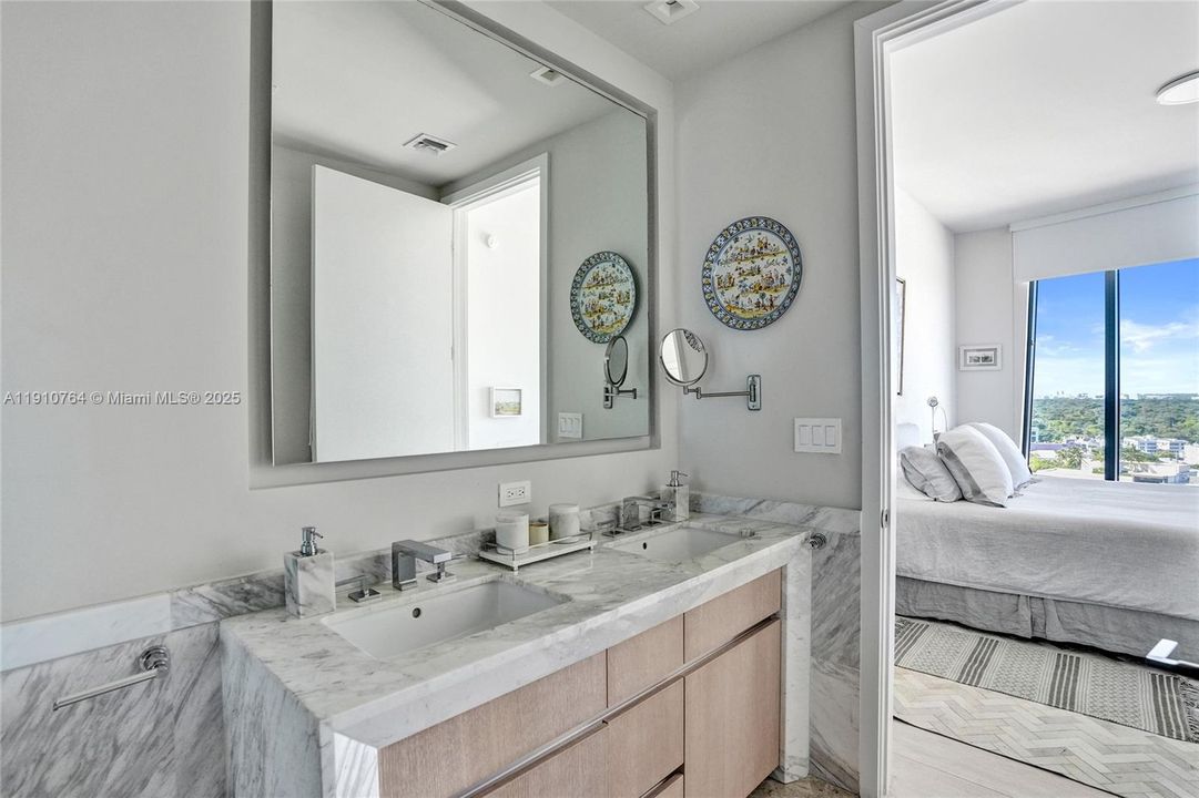 Под контрактом: $1,650,000 (2 спален, 2 ванн, 1107 Квадратных фут)