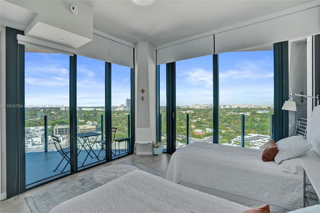 Под контрактом: $1,650,000 (2 спален, 2 ванн, 1107 Квадратных фут)