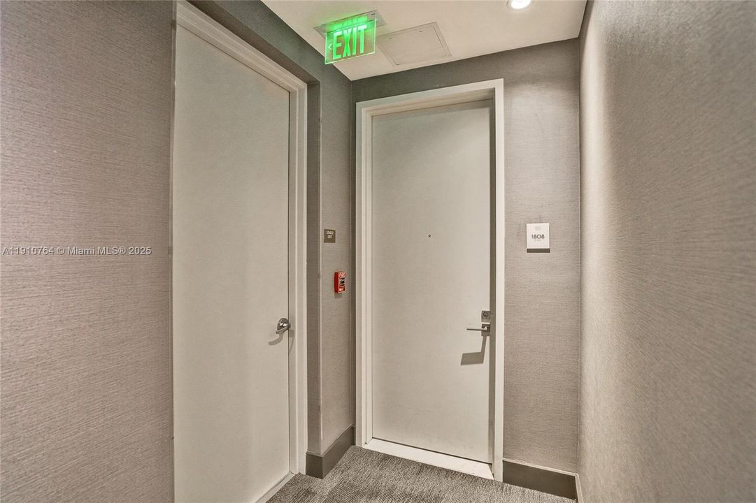 Под контрактом: $1,650,000 (2 спален, 2 ванн, 1107 Квадратных фут)