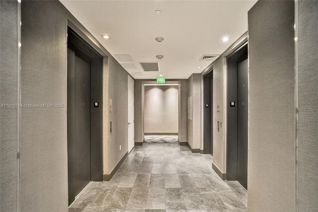 Под контрактом: $1,650,000 (2 спален, 2 ванн, 1107 Квадратных фут)