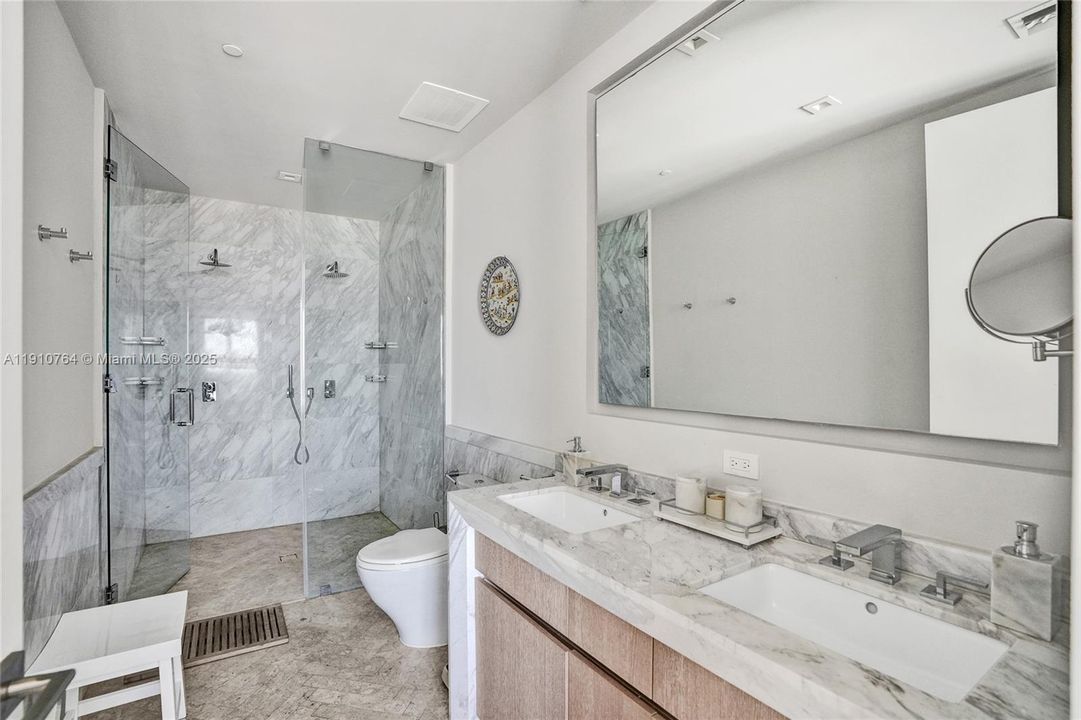 Под контрактом: $1,650,000 (2 спален, 2 ванн, 1107 Квадратных фут)