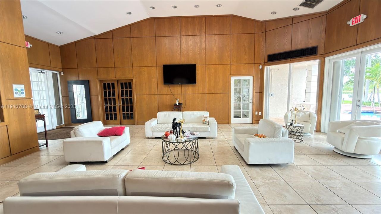 合同活跃: $1,600 (1 贝兹, 1 浴室, 804 平方英尺)