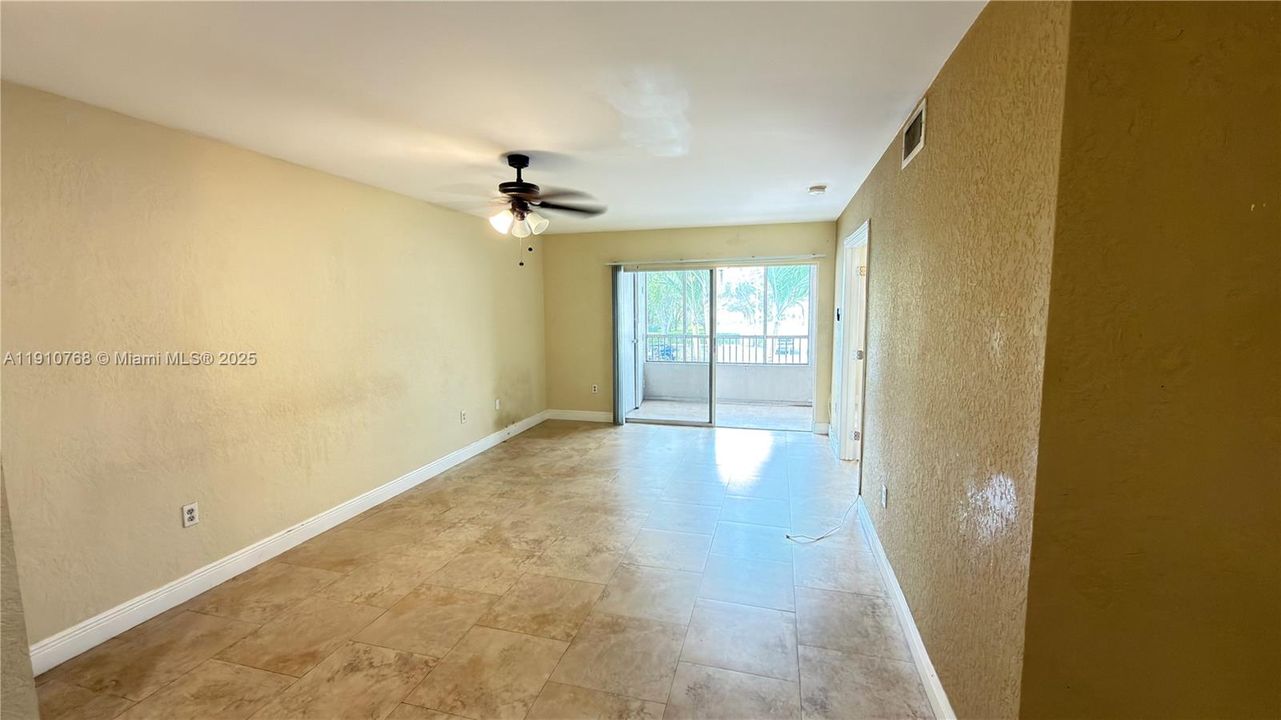 合同活跃: $1,600 (1 贝兹, 1 浴室, 804 平方英尺)