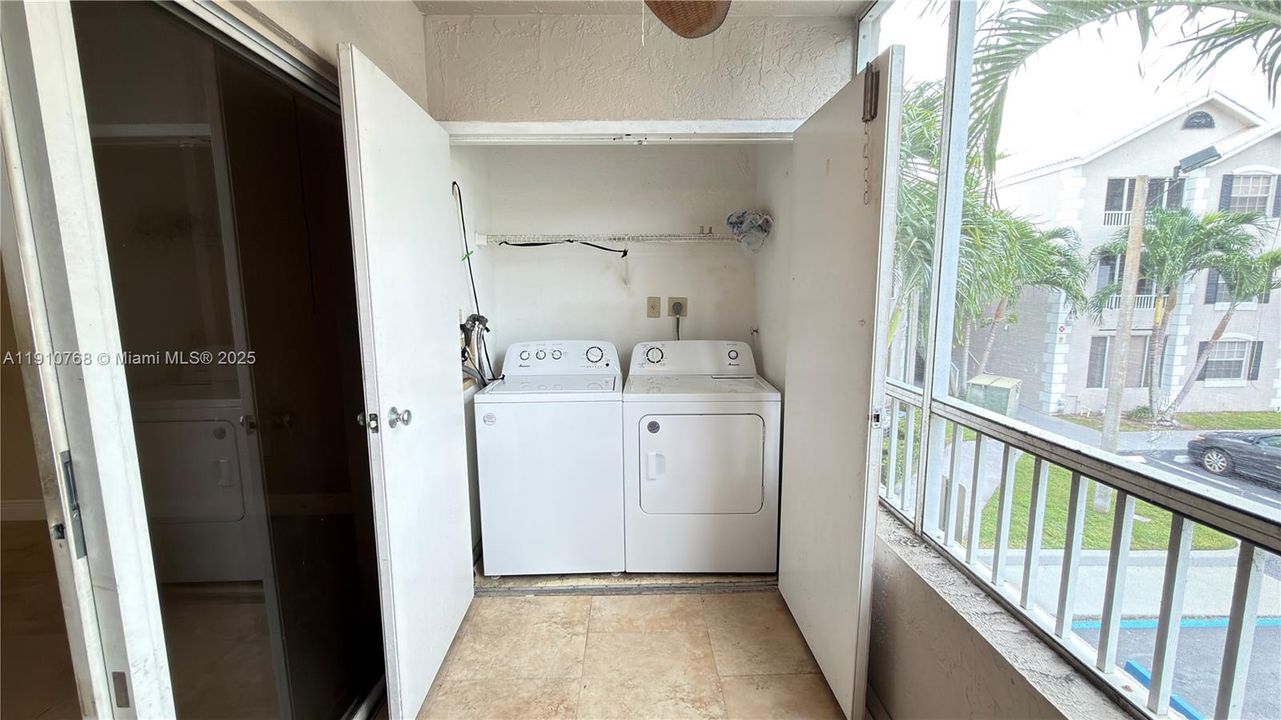 合同活跃: $1,600 (1 贝兹, 1 浴室, 804 平方英尺)