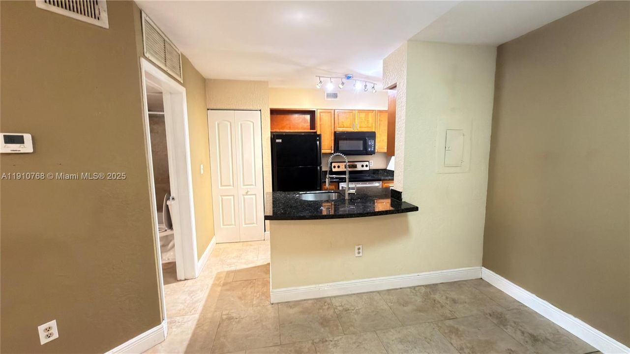 合同活跃: $1,600 (1 贝兹, 1 浴室, 804 平方英尺)