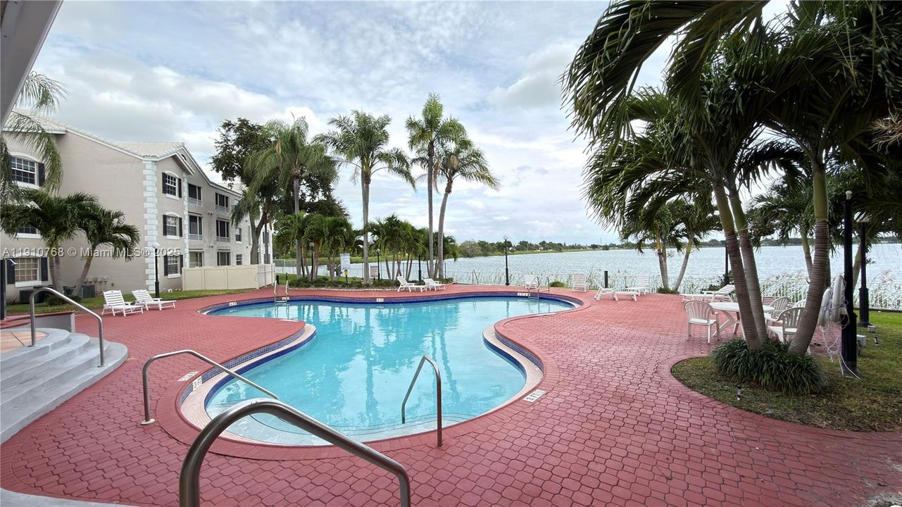 合同活跃: $1,600 (1 贝兹, 1 浴室, 804 平方英尺)